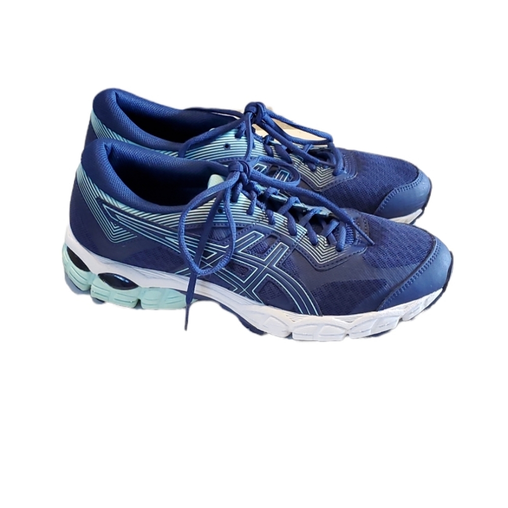 Asics womens Navy Blue ultra 5 running shoes. Like new condition.
